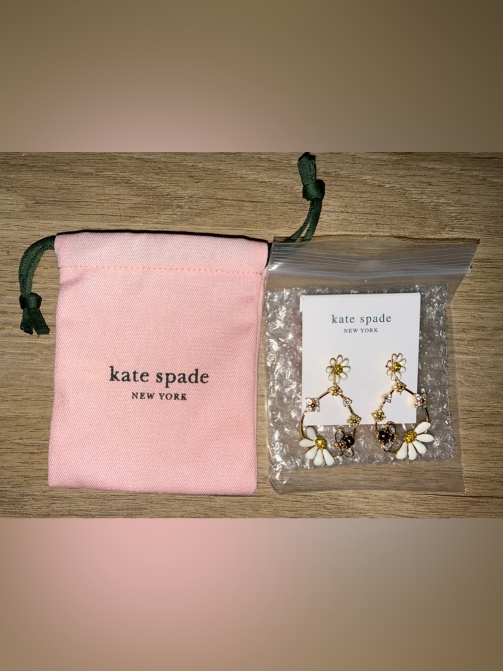 NWT KATE SPADE New York Daisies Gold & White Daisy & Bee Drop Earrings. - Picture 7 of 8